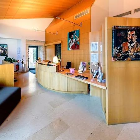 מלון Chateau De Salettes 4*