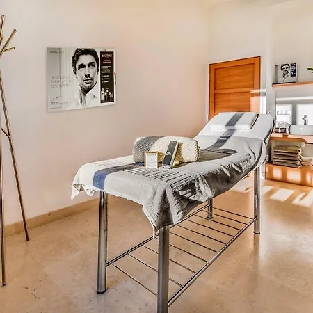 Hotel Chateau De Salettes 4*